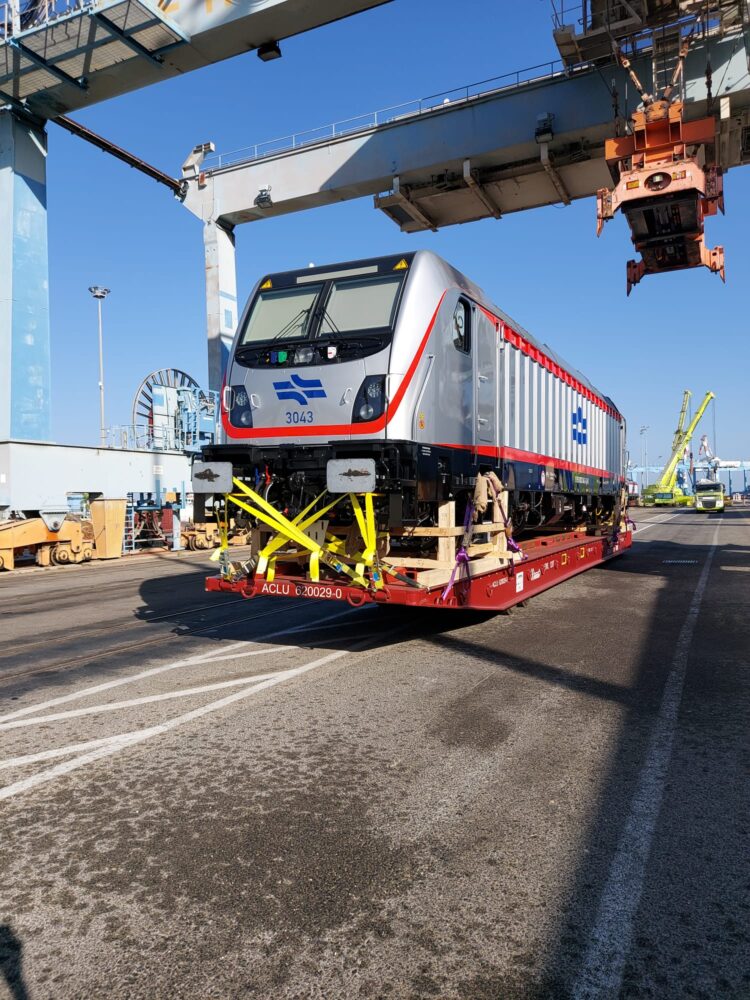 נפרקו בנמל חיפה ארבעה קטרים חשמליים חדשים (צילום: אנדריי מיגולניה, משה יחזקאל)