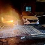 כיבוי רכב בוער ברחוב דוד רזיאל בחיפה (צילום: כבאות והצלה)