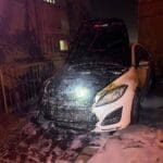 כיבוי רכב בוער ברחוב דוד רזיאל בחיפה (צילום: כבאות והצלה)