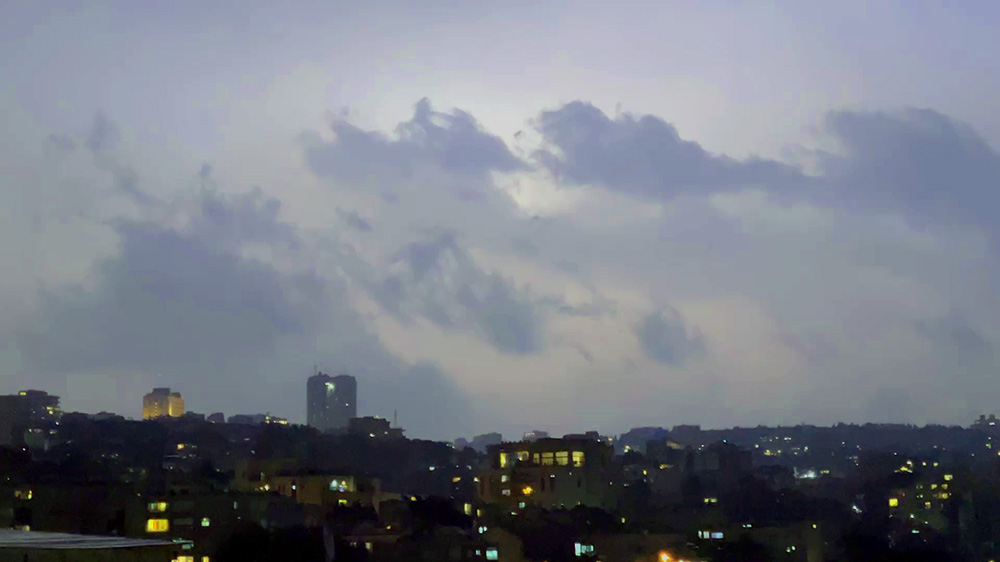 השמים מוארים - סופת ברקים מעל מרכז הכרמל (צילום: ירון כרמי)
