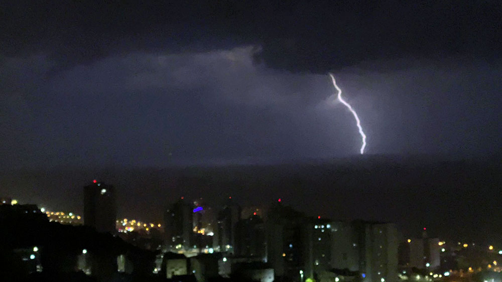הסערה המתקרבת מעל הים - מופע ברקים מרהיב בלילה שבין שישי לשבת 9/12/23 (צילום: ירון כרמי)