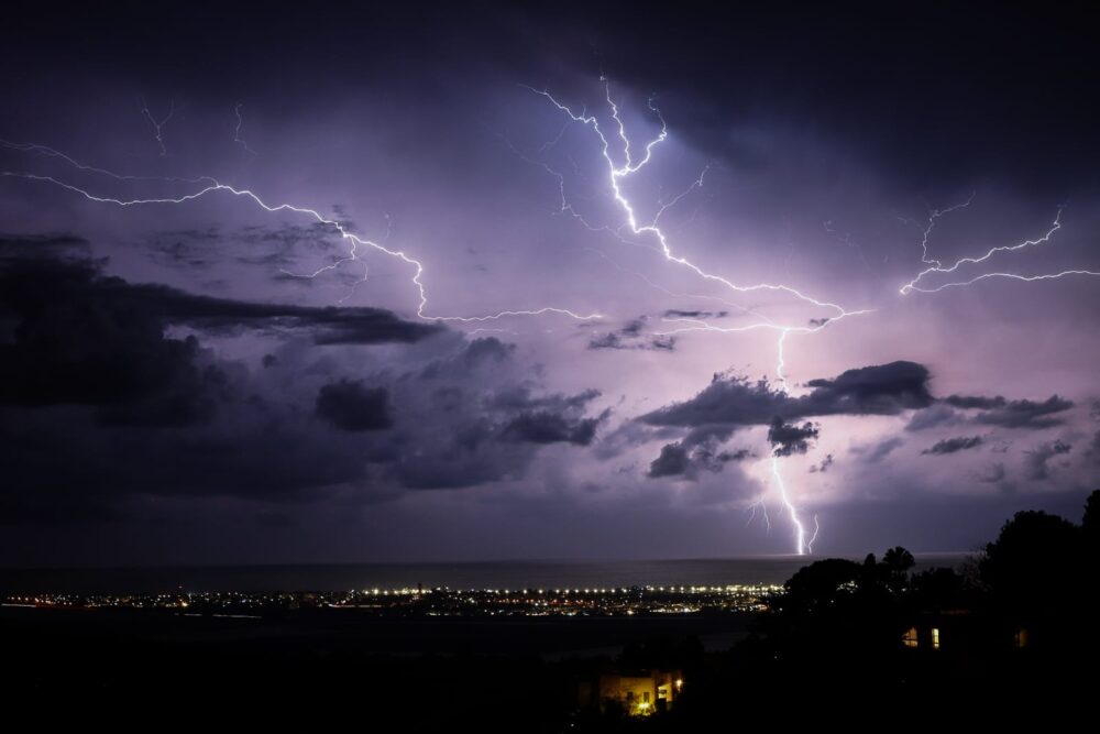 הסערה המתקרבת מעל הים - צילום מהין הוד - מופע ברקים מרהיב בלילה שבין שישי לשבת 9/12/23 (צילום: עופר מעוז)