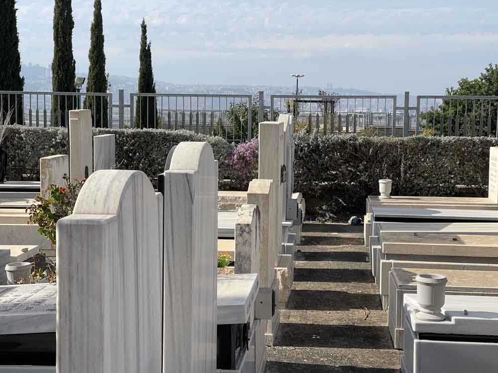 מצבות קבורה - בית העלמין תל רגב (צילום: ירון כרמי)