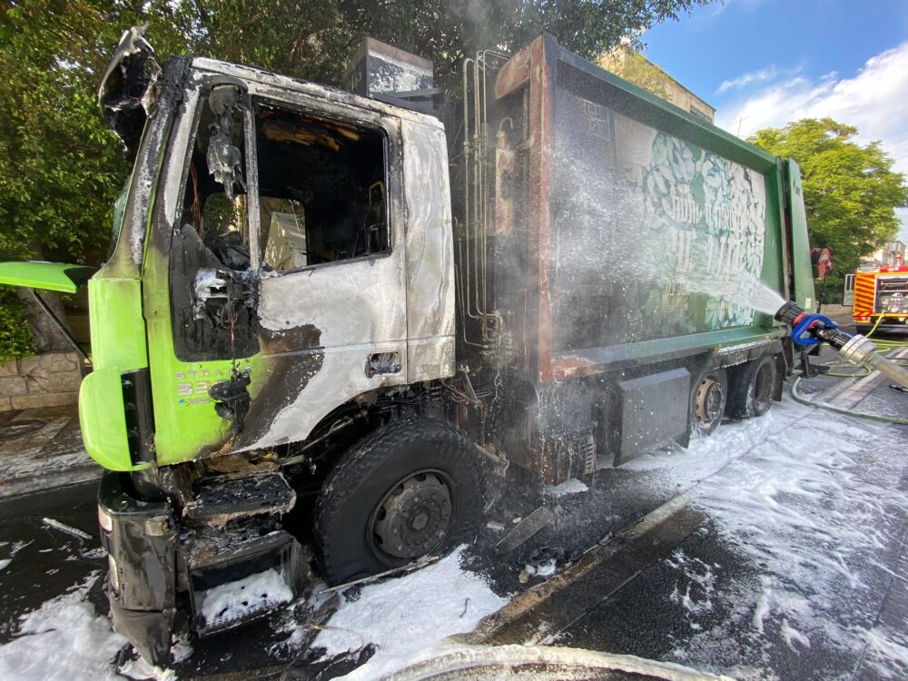 כיבוי משאית אשר עלתה באש ברחוב הגיבורים בחיפה (צילום: כבאות והצלה)