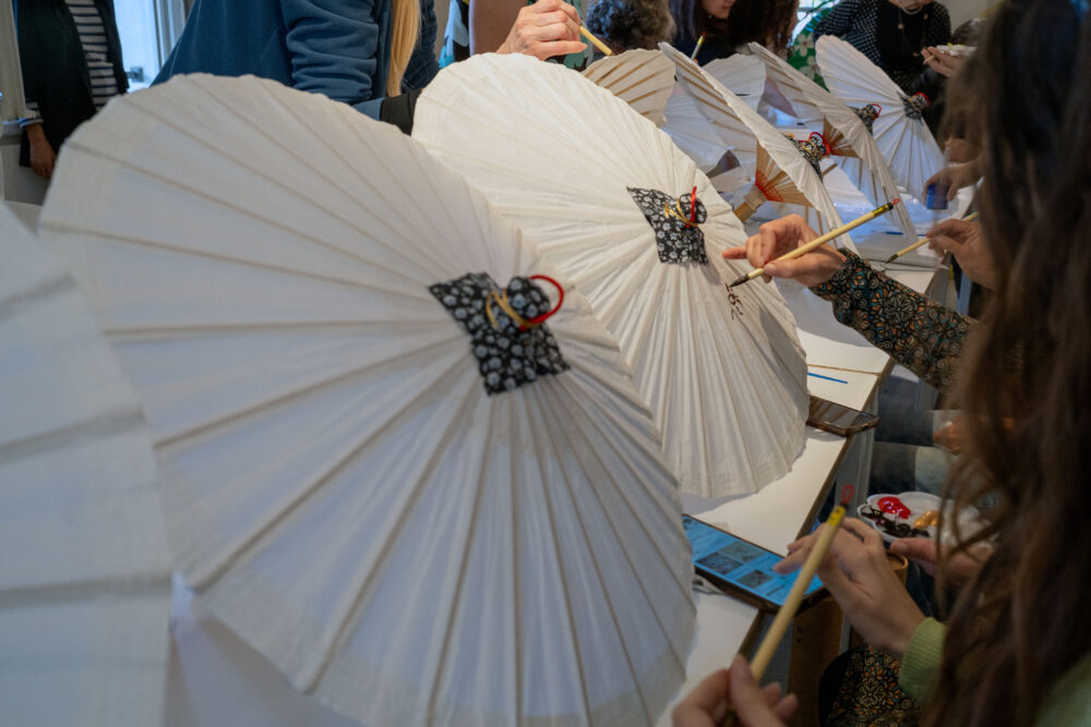 פעילות ציור על מטריות טייוואניות במוזיאון העיר חיפה (צילום: ג'ני כצנר)