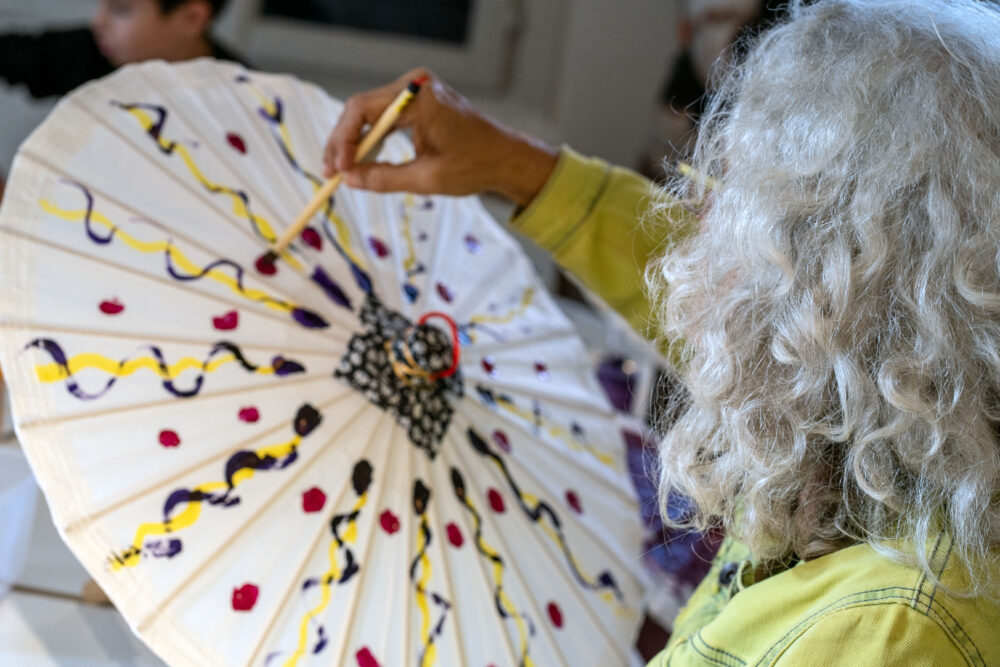 פעילות ציור על מטריות טייוואניות במוזיאון העיר חיפה (צילום: ג'ני כצנר)