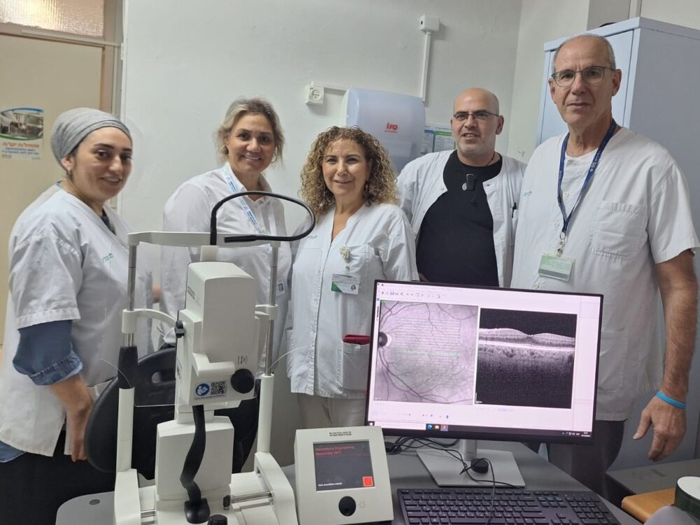 צוות מחלקת עיניים בלין עם מכשיר OCTA חדש (צילום: כללית)