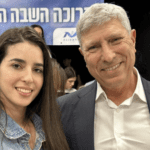 ראש העיר קרית אתא יעקב פרץ עם ספיר כהן (צילום: קריית אתא)