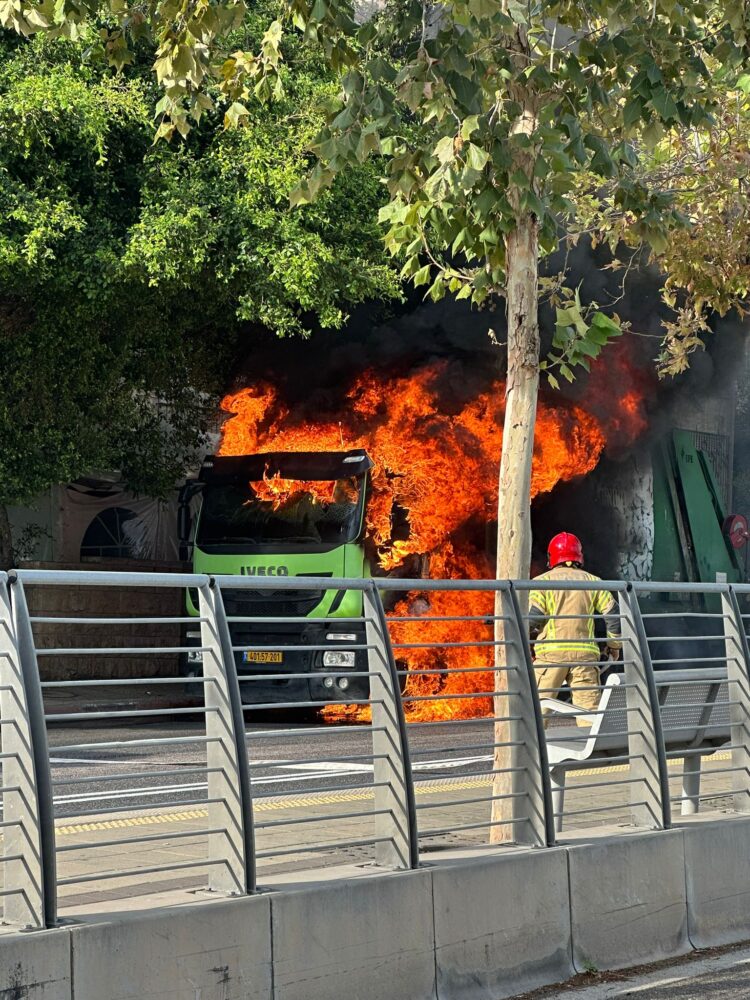 שריפת משאית בחיפה (צילום: מיכל ברזל)