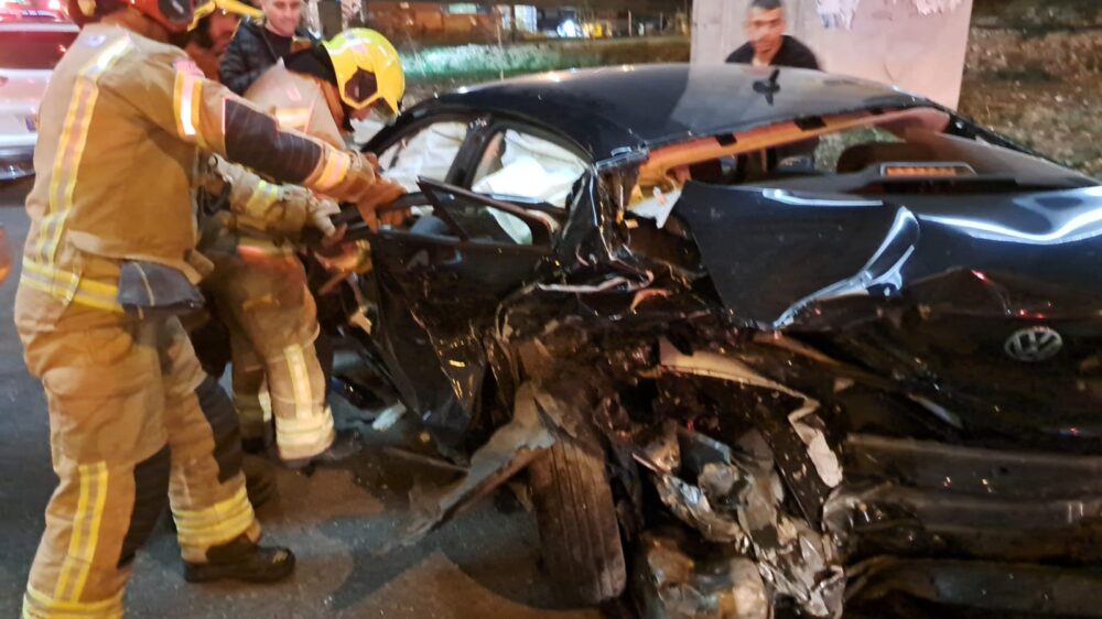 חילוץ פצועים בתאונת דרכים באזור חיפה (צילום: כבאות והצלה)