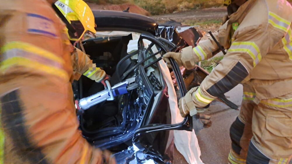 חילוץ פצועים בתאונת דרכים באזור חיפה (צילום: כבאות והצלה)