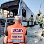 תאונה בין מטרונית לרכב פרטי (צילום: איחוד הצלה)