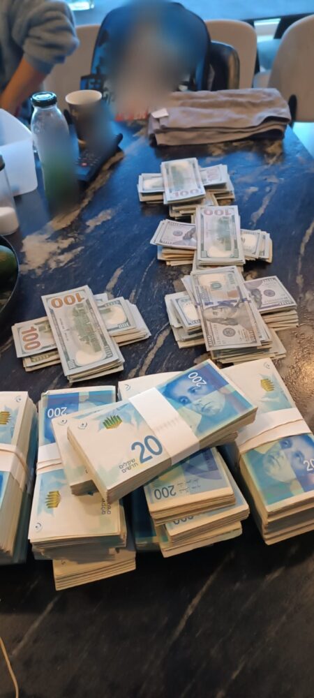 שטרות כסף מזומן (צילום: משטרת ישראל)