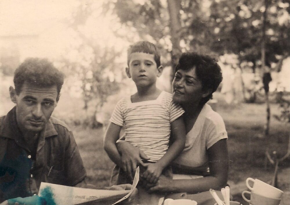 אסתר ועמוס ינאי עם בנם הבכור אודי, 1955 (אלבום פרטי)