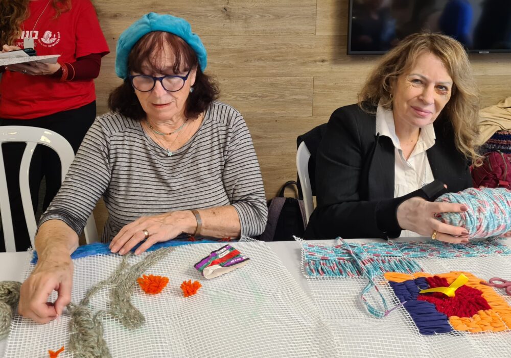 מפגש בחיפה ליצירת 'שטיח התקווה הטובה' כהזדהות עם משפחות החטופים והמשפחות השכולות (צילום: יעל הורוביץ)