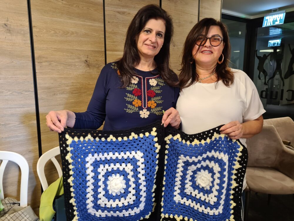 מיזם 'שטיח התקווה הטובה', מפגש נשים יוצרות בחיפה, ינואר 2024 (צילום: יעל הורוביץ)  