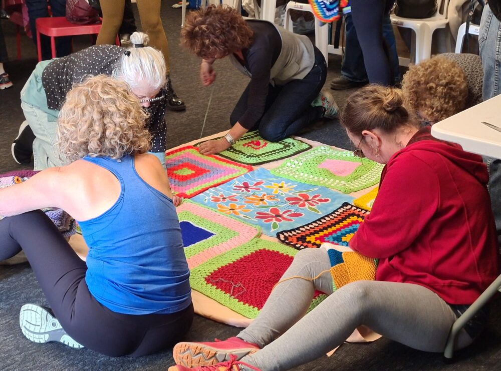 מפגש ראשון בחיפה ליצירת 'שטיח התקווה הטובה' כהזדהות עם משפחות החטופים והמשפחות השכולות (צילום: יעל הורוביץ)