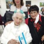 חולדה גורביץ, יהודית יחזקאלי וטובה פורת – חולדה גורביץ' חוגגת יום הולדת 98 (צילום: איציק אשכנזי)