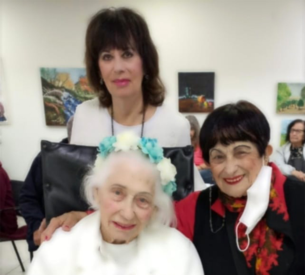 חולדה גורביץ, יהודית יחזקאלי וטובה פורת - חולדה גורביץ' חוגגת יום הולדת 98 (צילום: איציק אשכנזי)