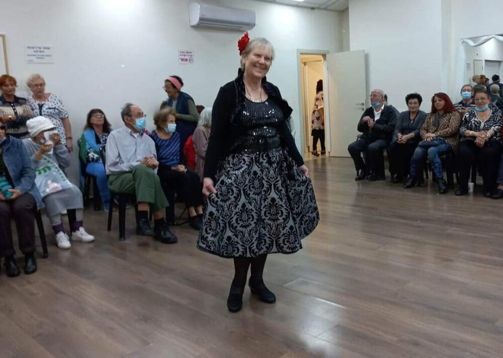 רותי וולך מתנדבת בשוק'הילה כדוגמנית בתצוגת האופנה השנתית (צילום: חנה סלומון)