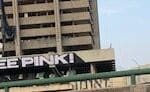 גראפיטי FREE PINK על בניין אגד הישן בחיפה (צילום:טל קיזמן)