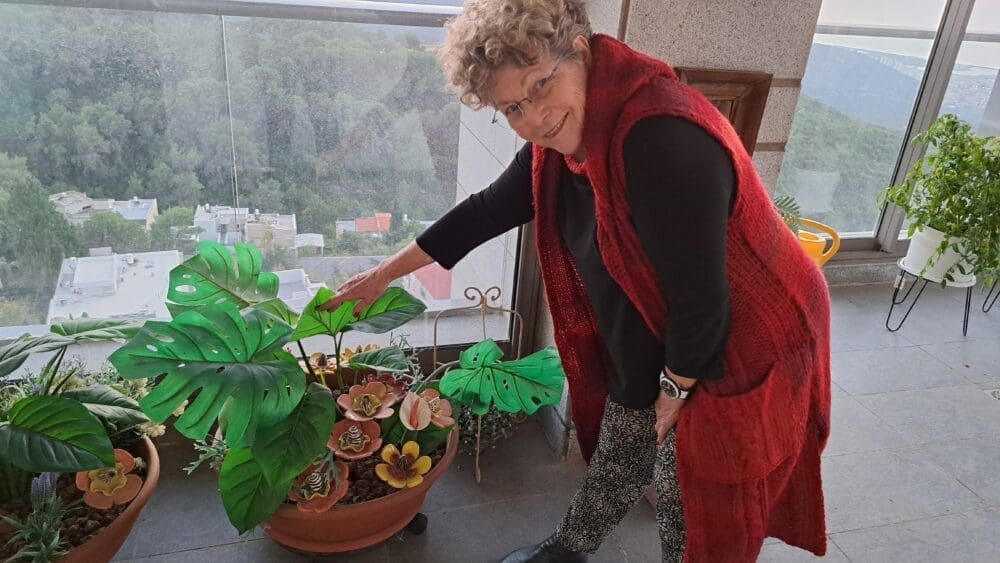 רחל צמיר – בעציץ צומחים צמחי קרמיקה (צילום: רחלי אורבך)