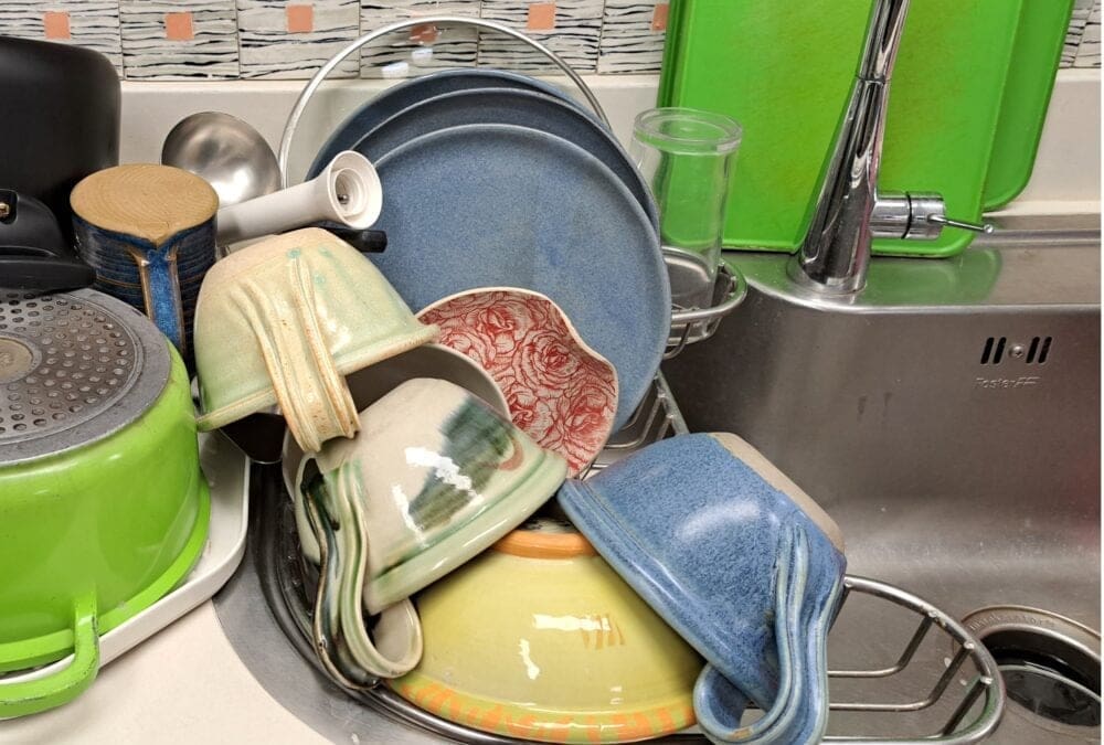בבית רחל צמיר –  כלי האוכל היומיומיים…כבר רחוצים (צילום: רחלי אורבך)