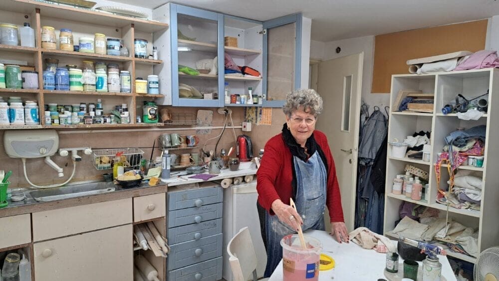 רחל צמיר בסטודיו – "הכנת כלניות לפני הגשם" (צילום: רחלי אורבך)