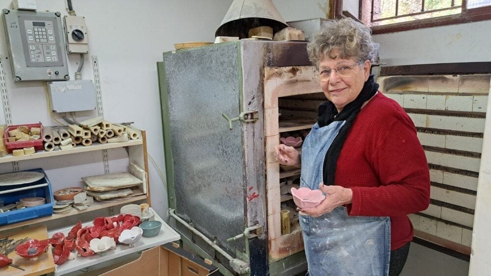 רחל צמיר בסטודיו – תנור השריפה פרוייקט "הכנת כלניות לפני הגשם" (צילום: רחלי אורבך)