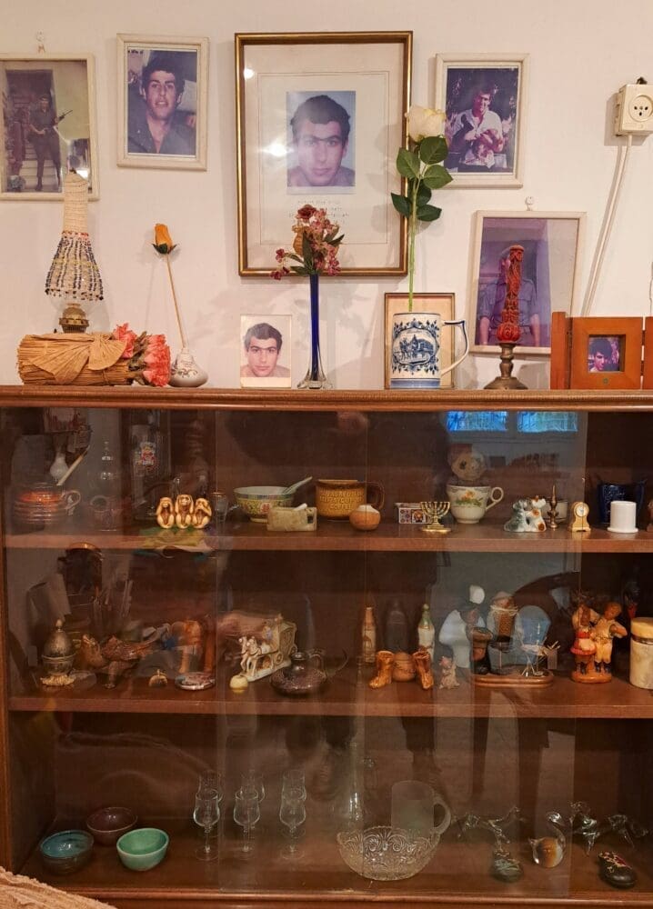 בבית יונה גרינברג, ויטרינה ובה פריטים של חיימ'קה ז"ל  (צילום: רחלי אורבך)