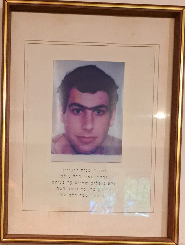 בבית יונה גרינברג, תמונת חיימ'קה ז"ל ודברי יהודה עמיחי (צילום: רחלי אורבך)