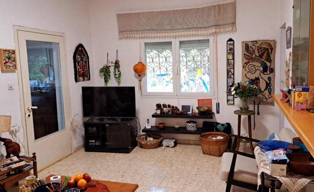 בבית יונה גרינברג, חדר המגורים ואוצרותיו (צילום: רחלי אורבך)