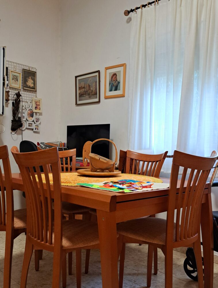 בבית יונה גרינברג, שולחן האוכל ופינת העבודה (צילום: רחלי אורבך)
