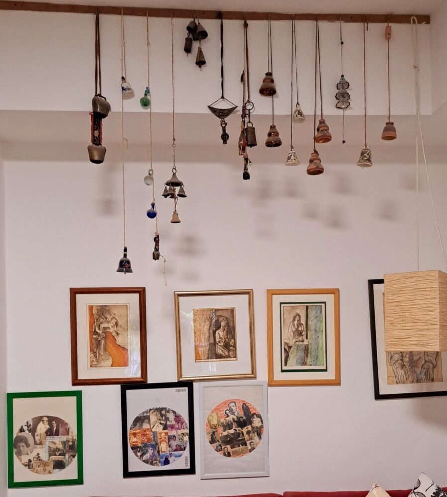 בבית יונה גרינברג - פעמונים, ציורים והדפסים (צילום: רחלי אורבך)