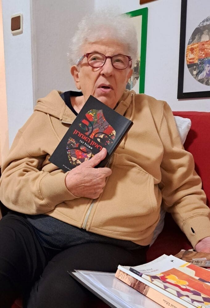 יונה גרינברג עם הספר "הריאיון האחרון" (צילום: רחלי אורבך)