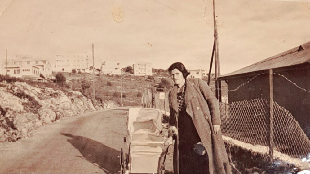 יונה גרינברג כתינוקת בעגלה, ראשית שכונת אחוזה (צילום: אלבום פרטי)