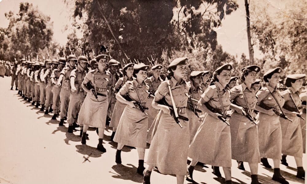 יונה גרינברג, חיילת ב"גבעתי", קיצונית שורה 3 (צילום: אלבום פרטי)