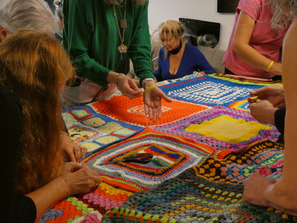 מפגש ראשון בחיפה ליצירת 'שטיח התקווה הטובה' כהזדהות עם משפחות החטופים והמשפחות השכולות (צילום: יעל הורוביץ)