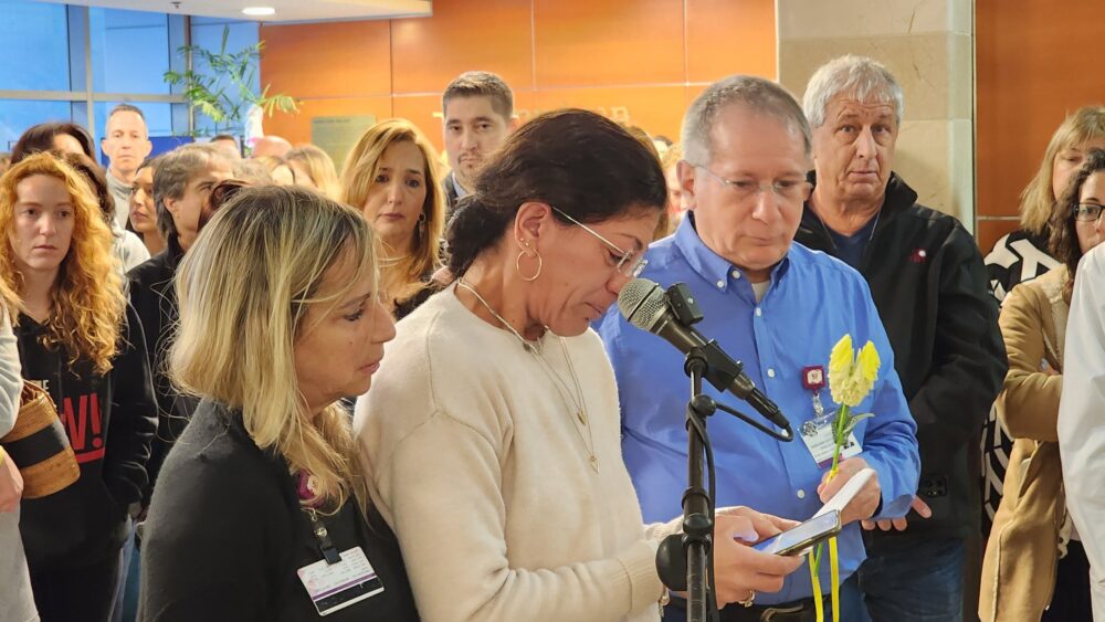 מאות מעובדי רמב"ם עצרו כדי לומר: "כבר 100 ימים שהלב שלנו בעזה" (צילום: רמב״ם)