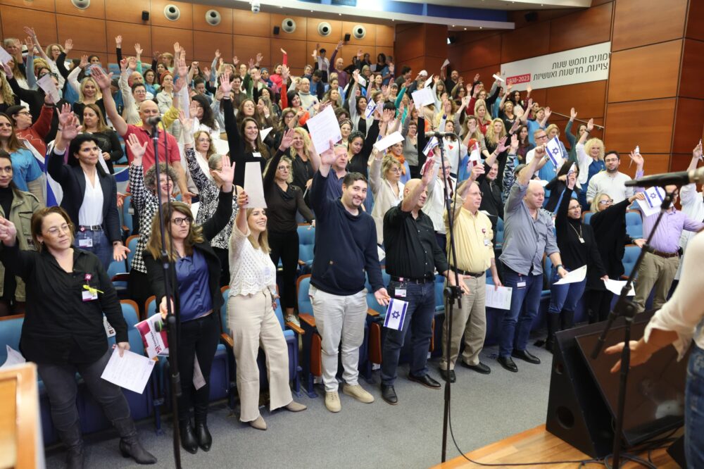 משפחת רמב"ם התכנסה למיזם הפופולארי כדי להצהיר בשירה: מחוזקים לעולם! (צילום: רמב״ם)