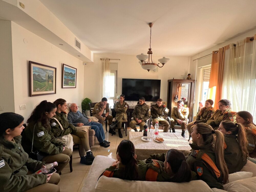 קציני וחיילי מחוז חיפה של פיקוד העורף מבקרים את שלומית ומוטי, שורדי שואה (צילום: דובר צה״ל)