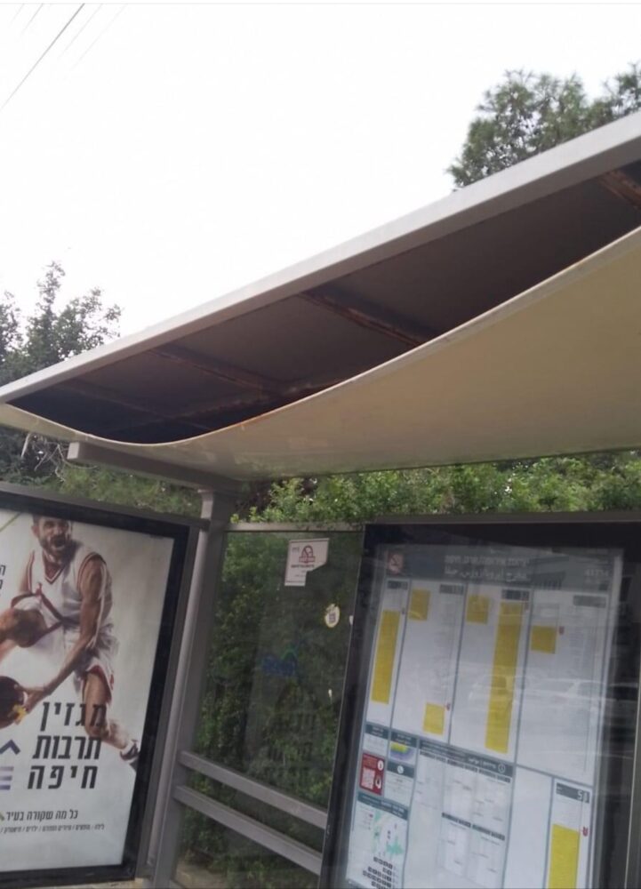 התחנת אוטובוס במצב רעוע ברחוב יציאת אירופה בחיפה (צילום: קוראי חי פה)
