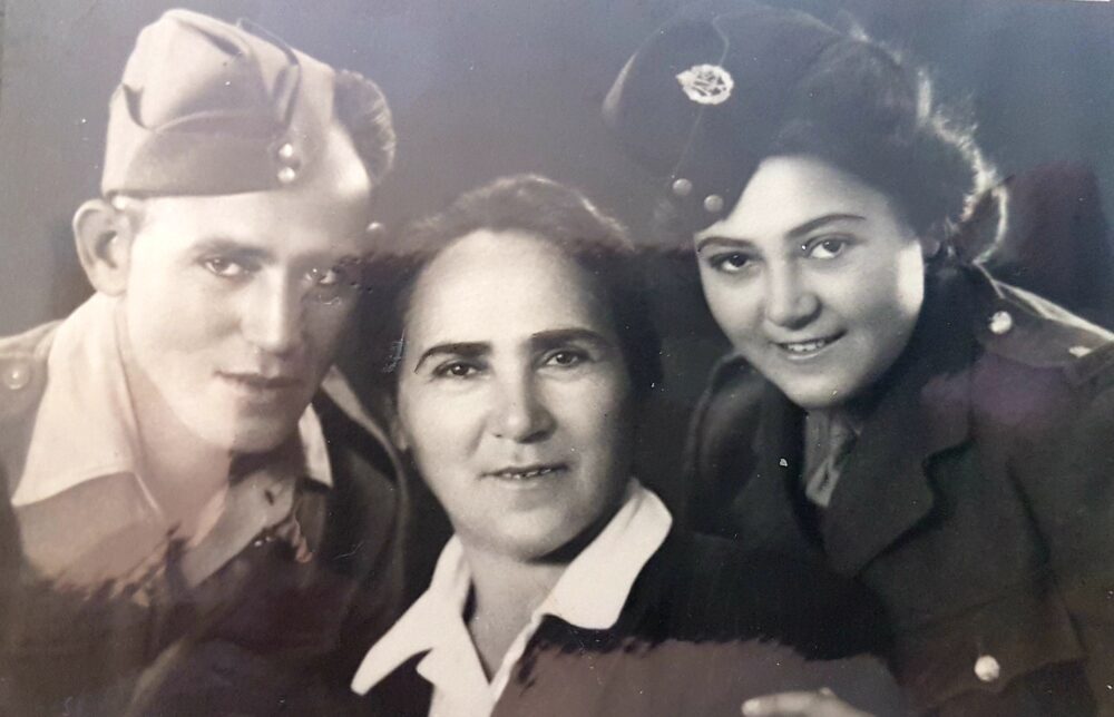 דבורה בן צבי עם ילדיה אהרון ואסתר בעת שירותם בצבא הבריטי (אלבום פרטי)