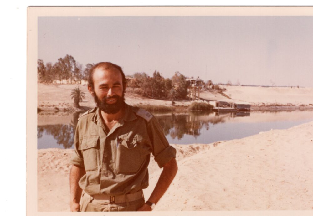 אריה טרינקר בשירותו הצבאי ליד תעלת סואץ (צילום: אלבום פרטי)