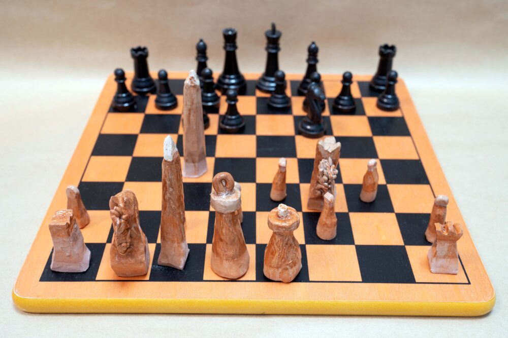 כלי שחמט מקרמיקה (צילום: ג'ני כצנר)