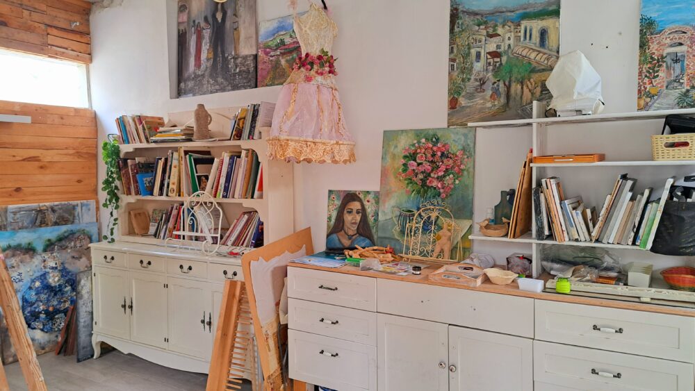 בבית זהבה אמזלג -מבט בתוך הסטודיו שבחצר (צילום: רחלי אורבך)