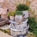 בבית זהבה אמזלג – עיטורים בחצר (צילום: רחלי אורבך)