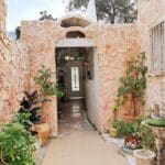 בבית זהבה אמזלג – שביל הכניסה (צילום: רחלי אורבך)