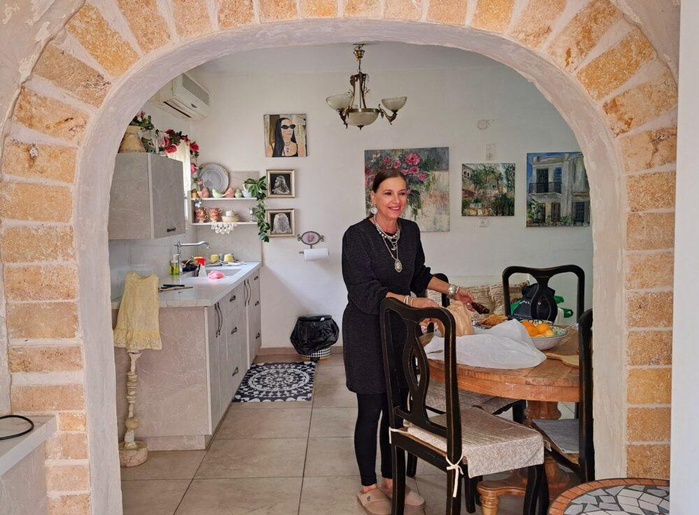 זהבה אמזלג - מבט אל מטבח הבית (צילום: רחלי אורבך)
