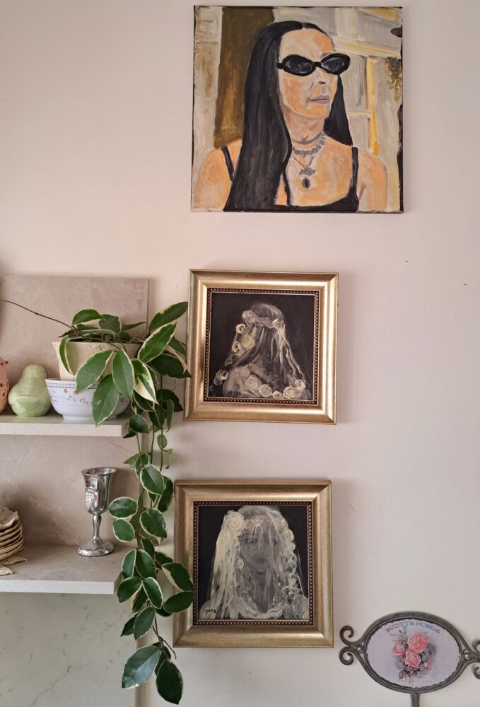 בבית זהבה זיו אמזלג - ציורי פורטרט עצמי ו"כלה בחופתה" (צילום: רחלי אורבך)